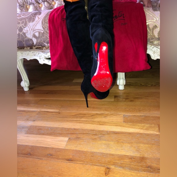 Red bottom booth - Picture 2 of 3